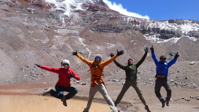 Eine Gruppe h�pft vor dem Chimborazo Vulkan.
