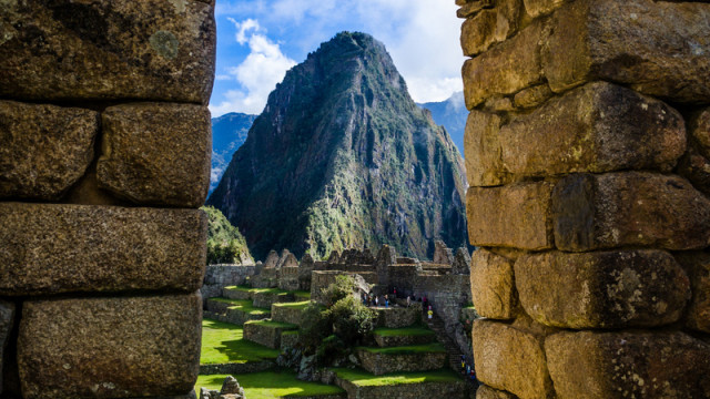 Blick durch einen Ruinenfenster in Machu Piccu auf Huayna Picchu